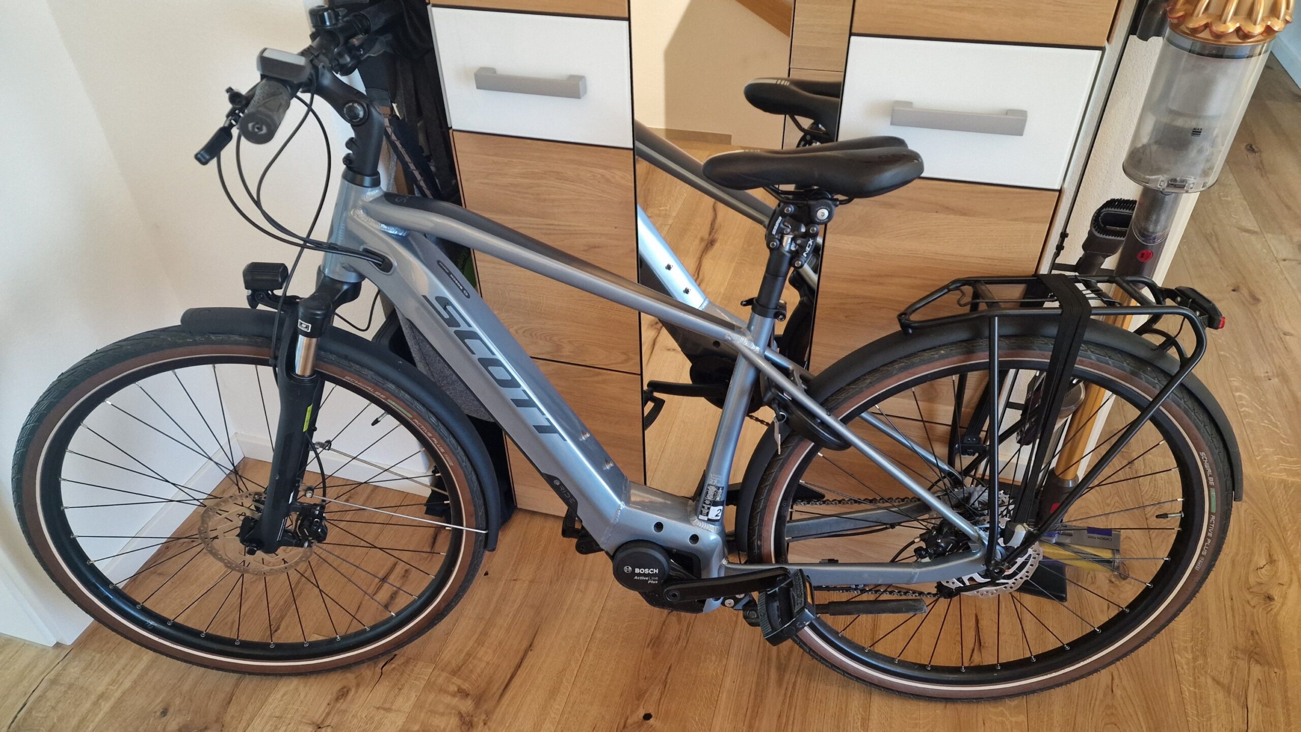 Neues 28/28 Scott E-Bike  Trekkingrad